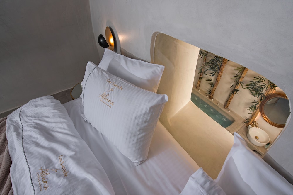 Grand Cave Suite indoor & outdoor Hot Tub - Photo 7