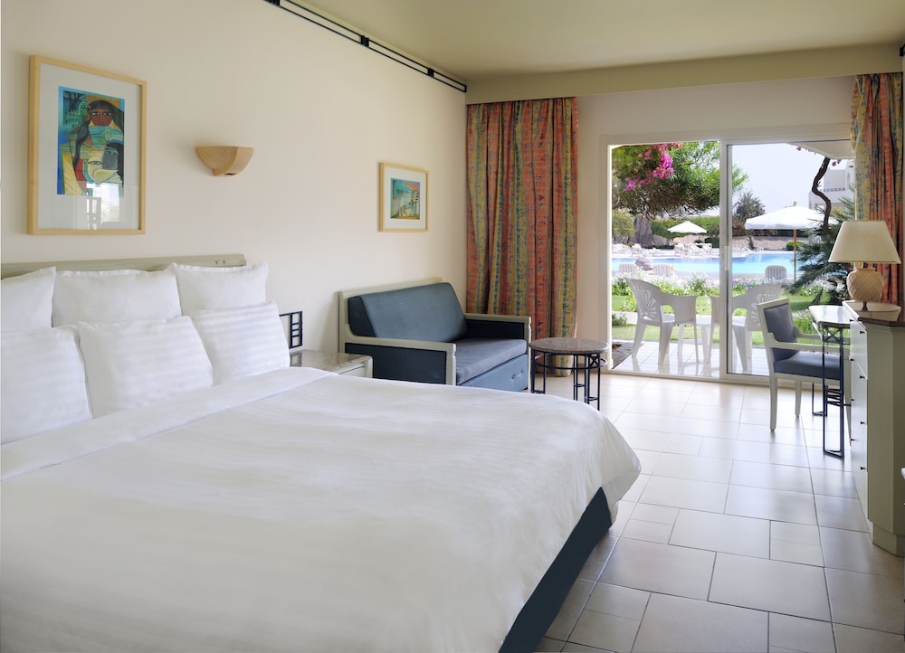 Standard Room, 1 King Bed, Pool View, Mountainside - Photo 1
