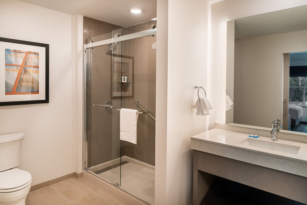 Suite, 1 Bedroom - Photo 6