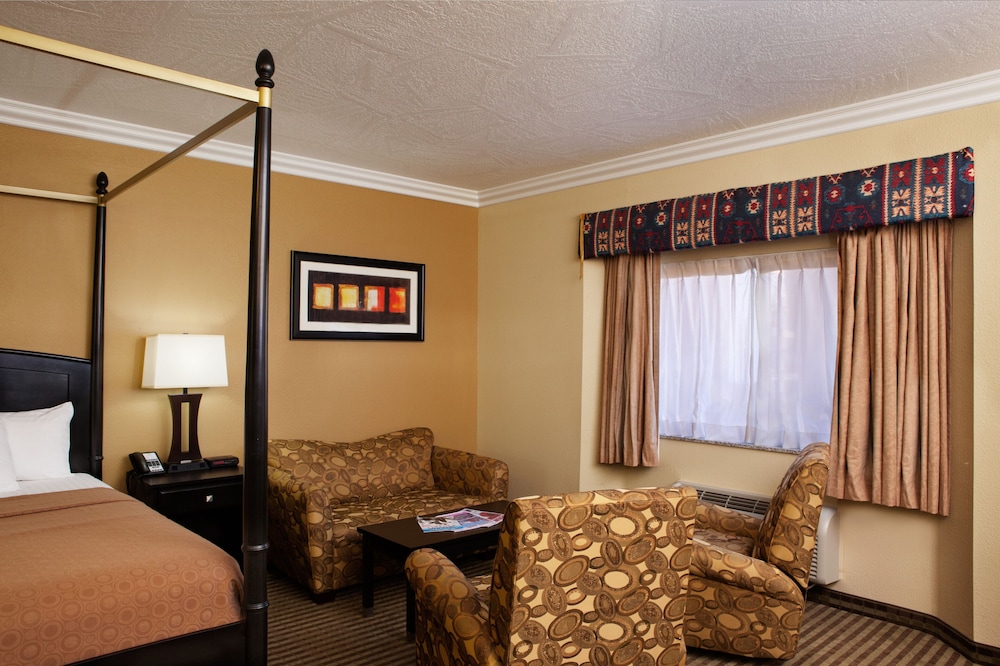 Deluxe Room, 1 King Bed, Jetted Tub photo 2
