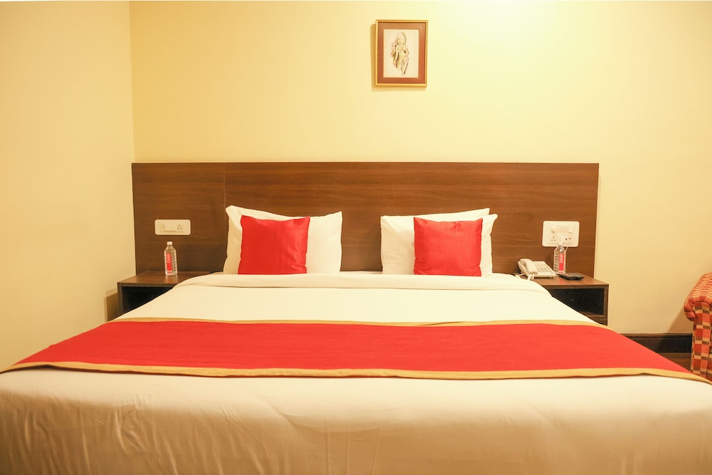 Deluxe Room King Bed - Photo 8