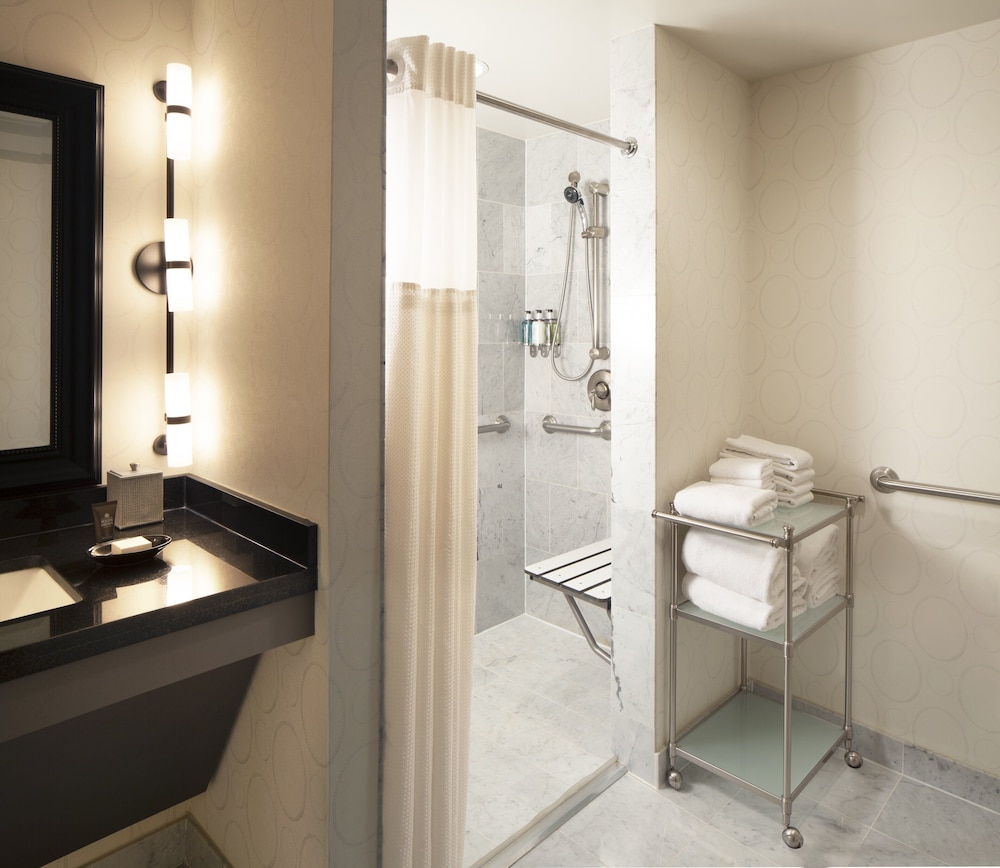 Deluxe Room, 2 Double Beds, Accessible (Roll-in Shower) thumbnail 5