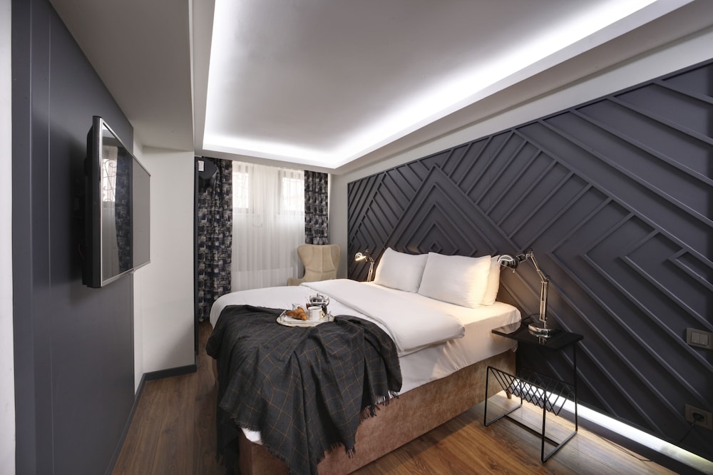 Economy Double Room, 1 Queen Bed photo 2
