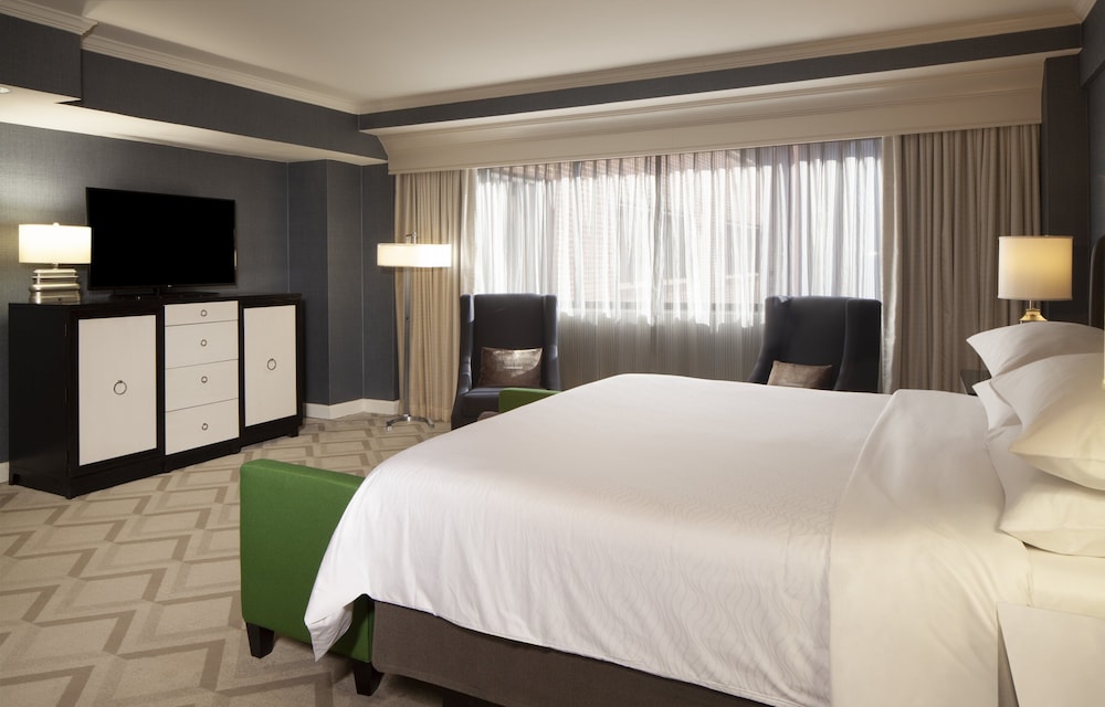 Deluxe Room, 1 King Bed, Accessible - Photo 3