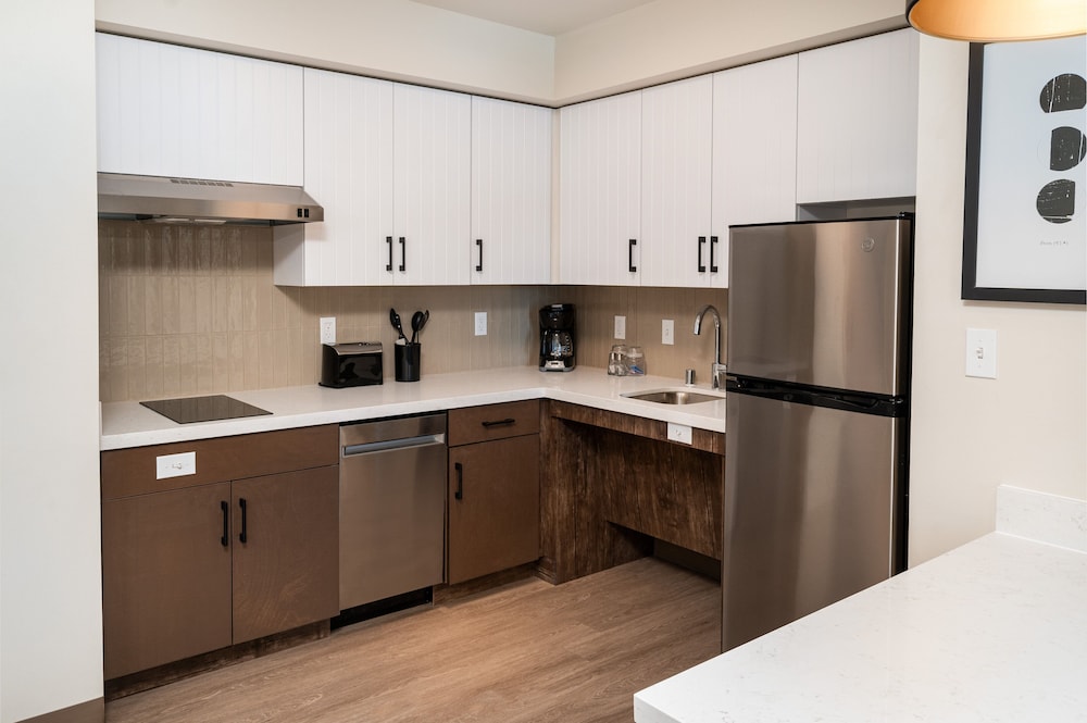 Suite, 1 Bedroom, Kitchen - Photo 5
