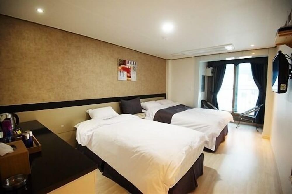 Premium Twin Room (Personal Netflix account available) photo 1