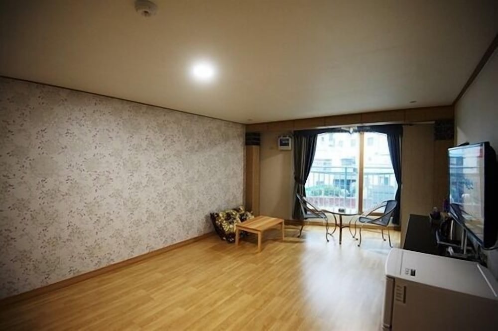 Premium Ondol Room (Personal Netflix account available) photo 1