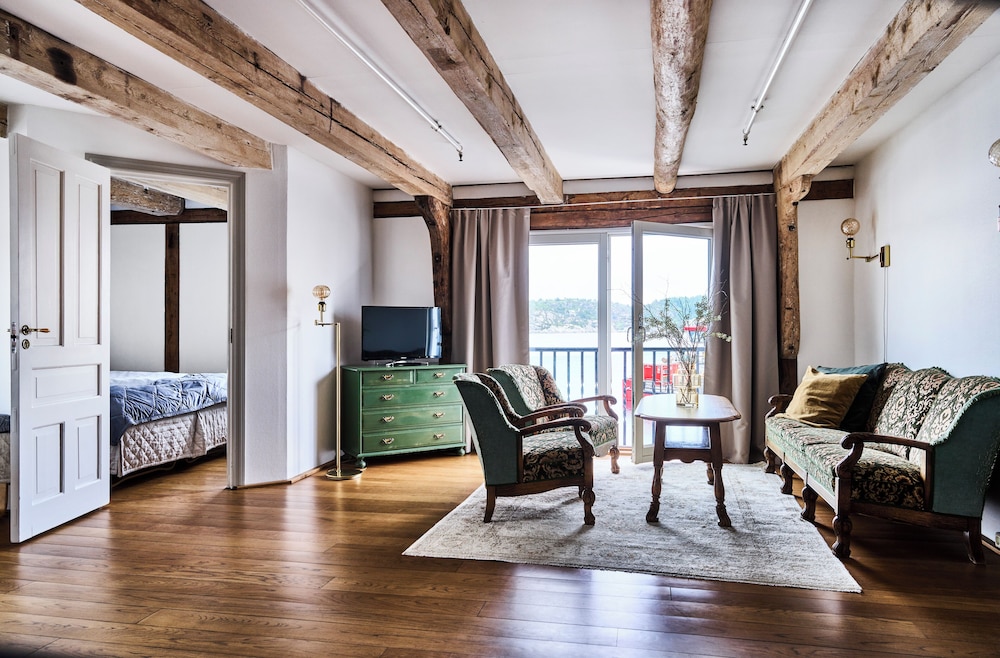 Family Room (The Barrel Factory) photo 2