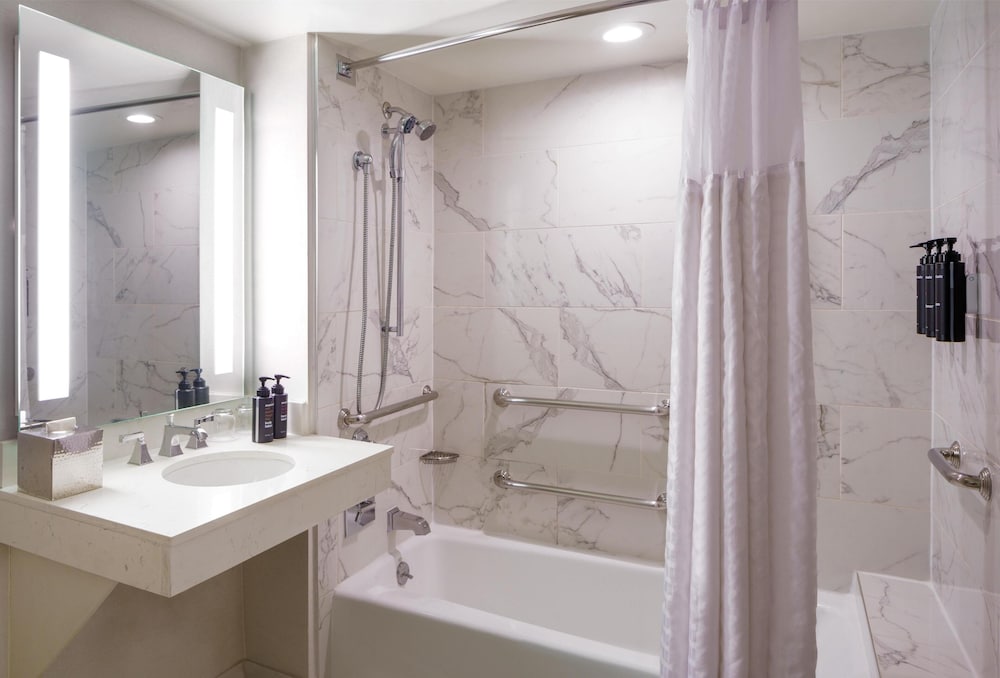 Junior Suite, 2 Queen Beds, Bathtub - Photo 4
