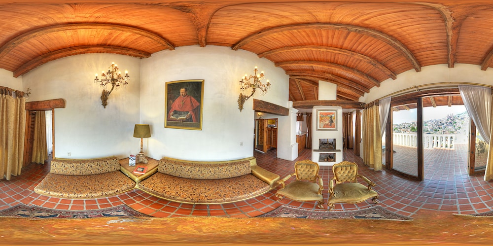 Superior Suite - Photo 13