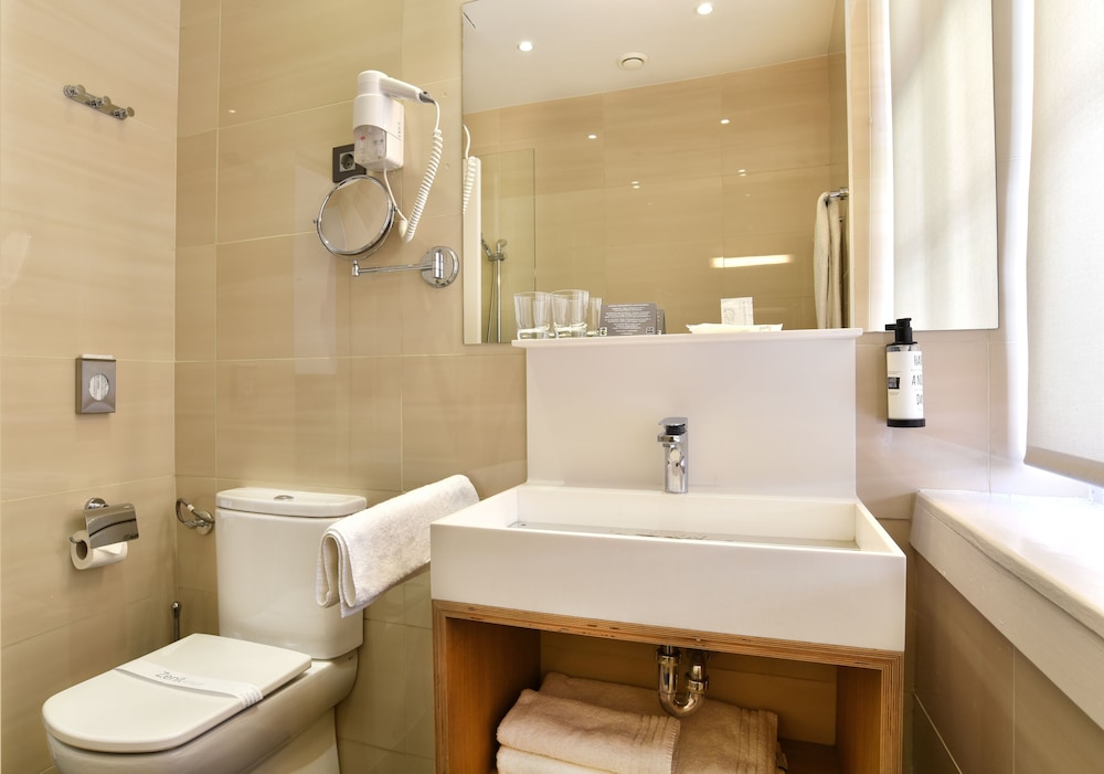 Double or Twin room with Extra Bed thumbnail 5