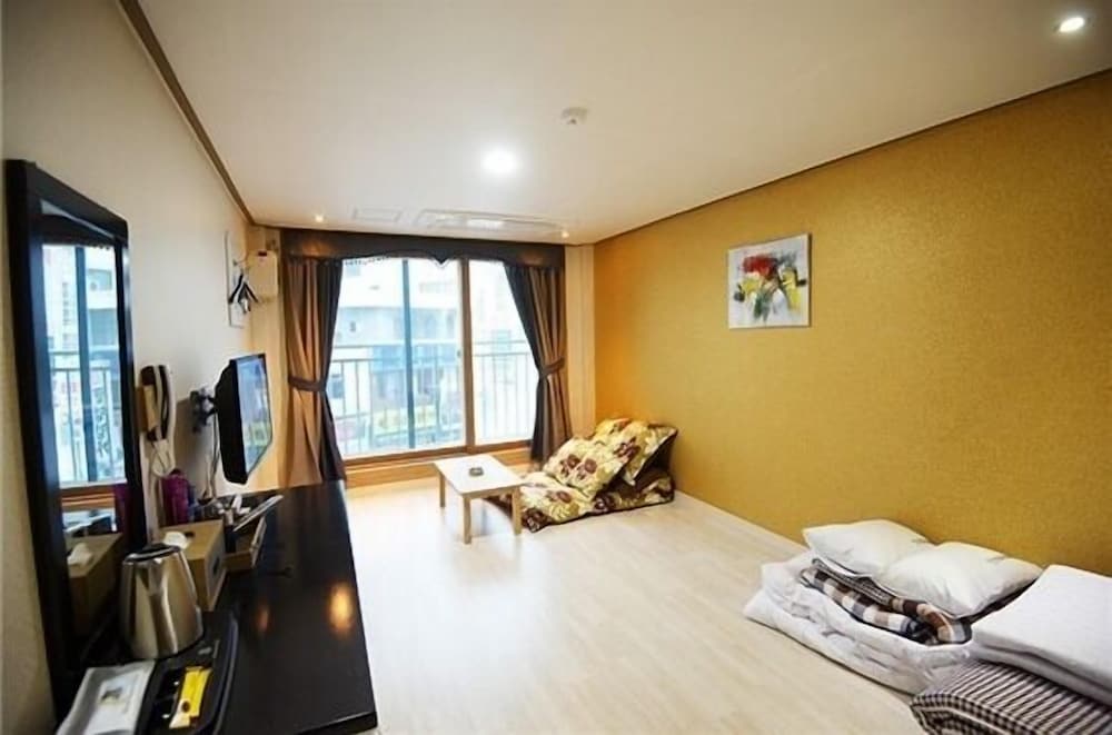 Deluxe Ondol Room (Personal Netflix account available) photo 1