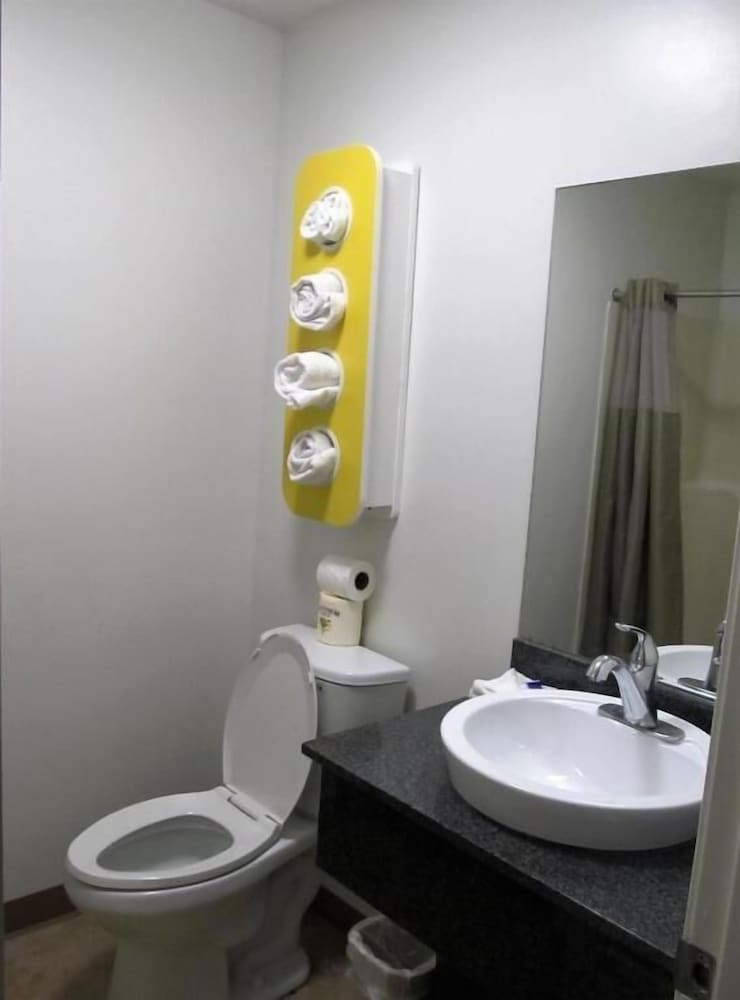 Deluxe Room, 1 Queen Bed, Non Smoking, Refrigerator & Microwave photo 3