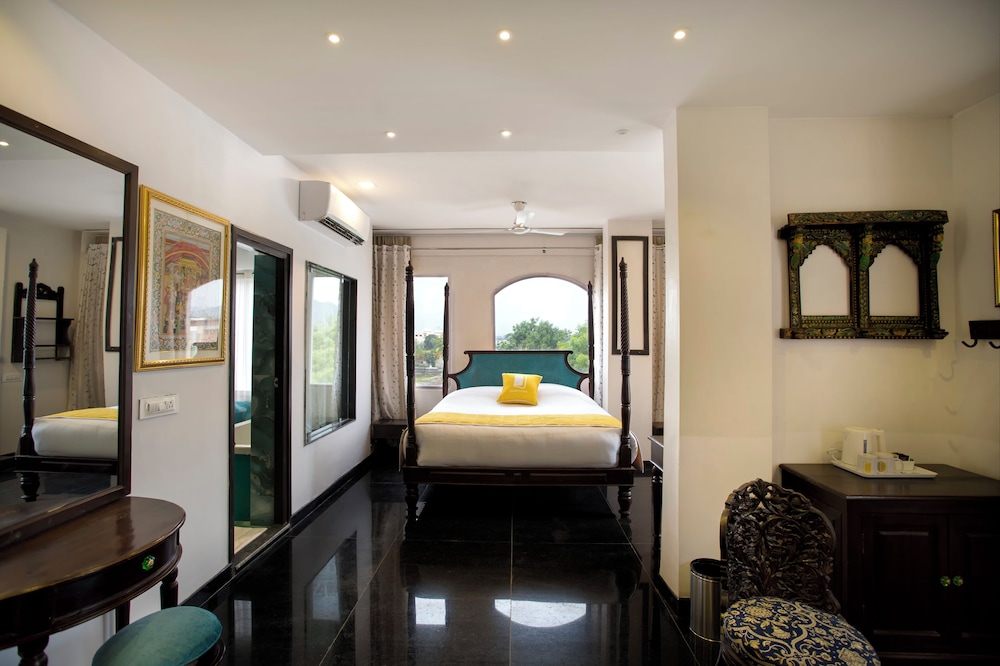 Royal Suite, 1 King Bed, Lake View - Photo 2