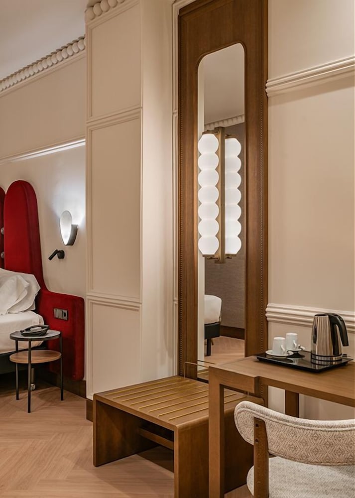 Superior room single use patio view thumbnail 6