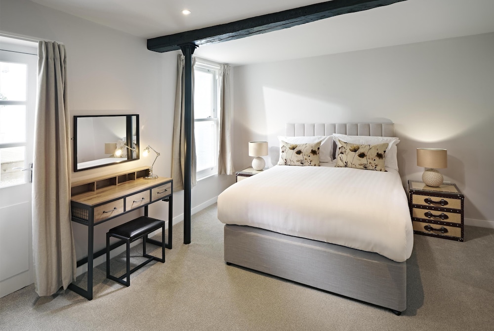 Suite, 1 King Bed, Non Smoking, Courtyard Area (with Sofabed)