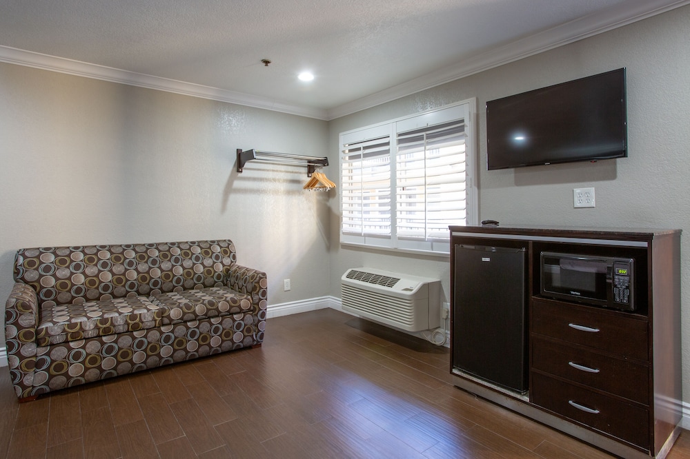 One King Bed with Jacuzzi photo 3