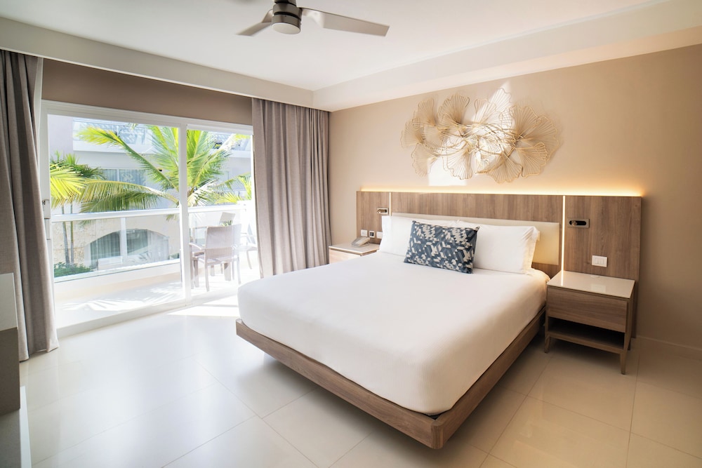 Luxury Presidential Jacuzzi Swim Out Two Bedroom Suite Diamond Club photo 2