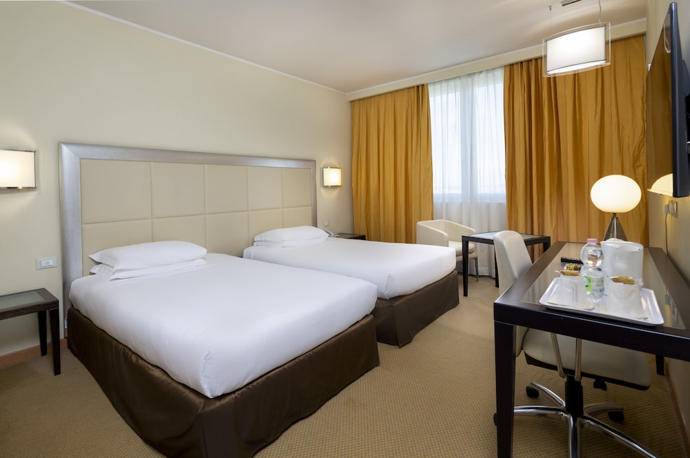 Standard Room, Multiple Beds - Photo 2
