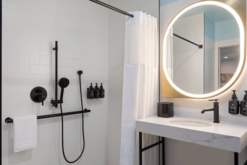Standard Room, 2 Queen Beds, Roll-in Shower (Roll-In Shower) - Photo 4