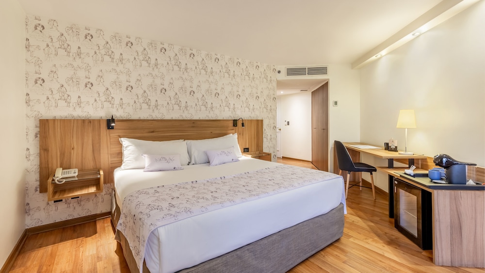 Superior Room, 1 King Bed photo 1