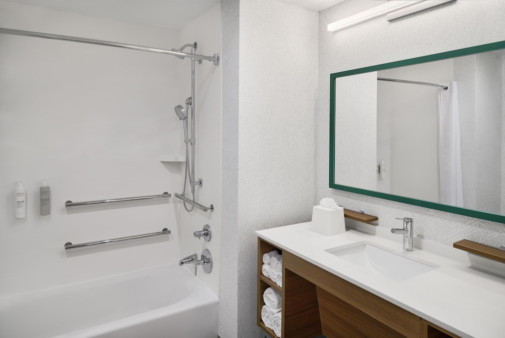 Suite, 1 King Bed, Accessible, Bathtub