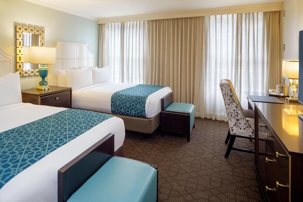Junior Suite, 2 Queen Beds, Bathtub - Photo 1