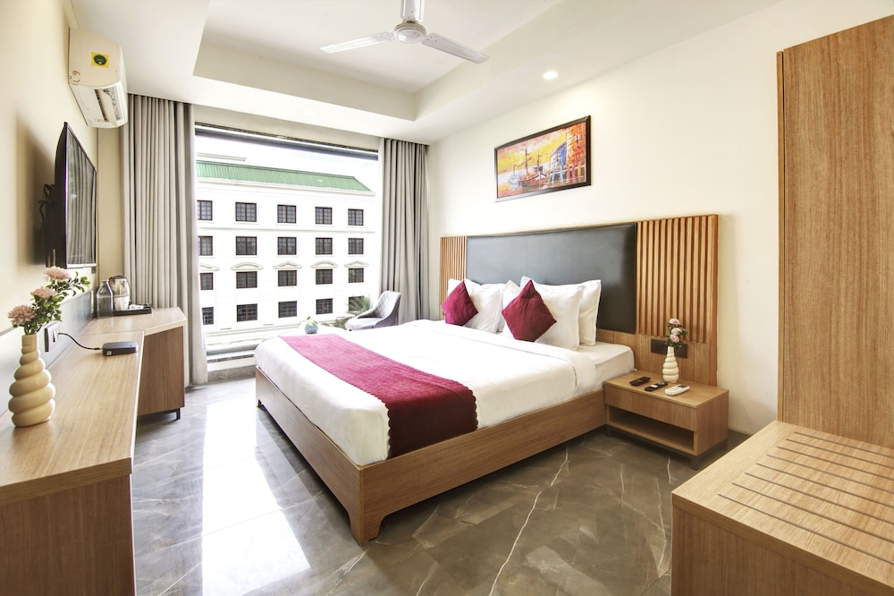 Superior Room with Balcony - Photo 7