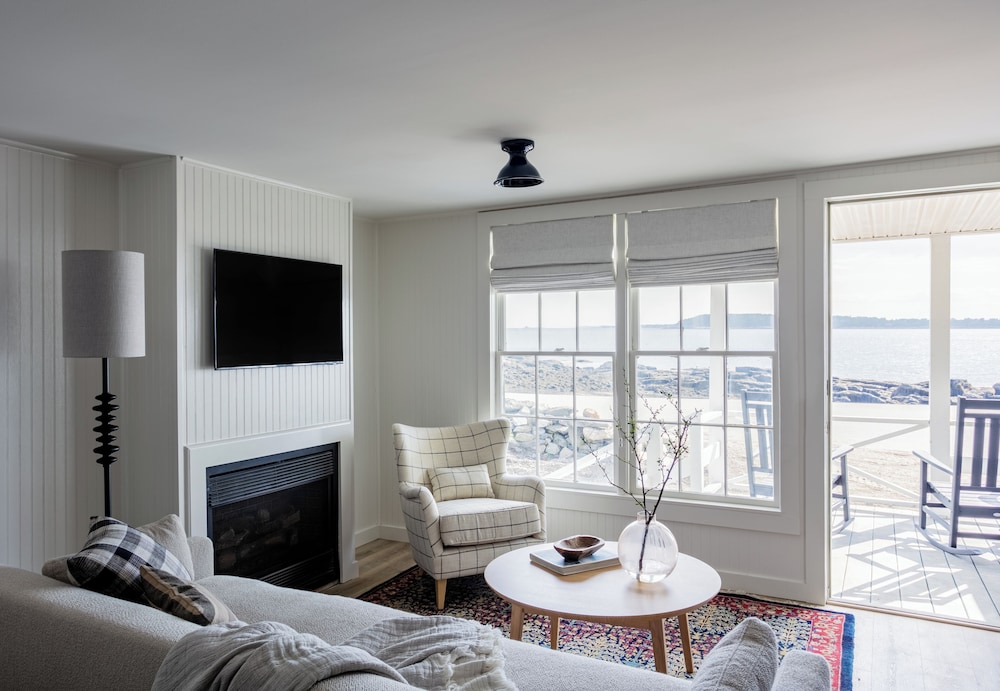 Sea Kist Oceanfront Cottage Suite