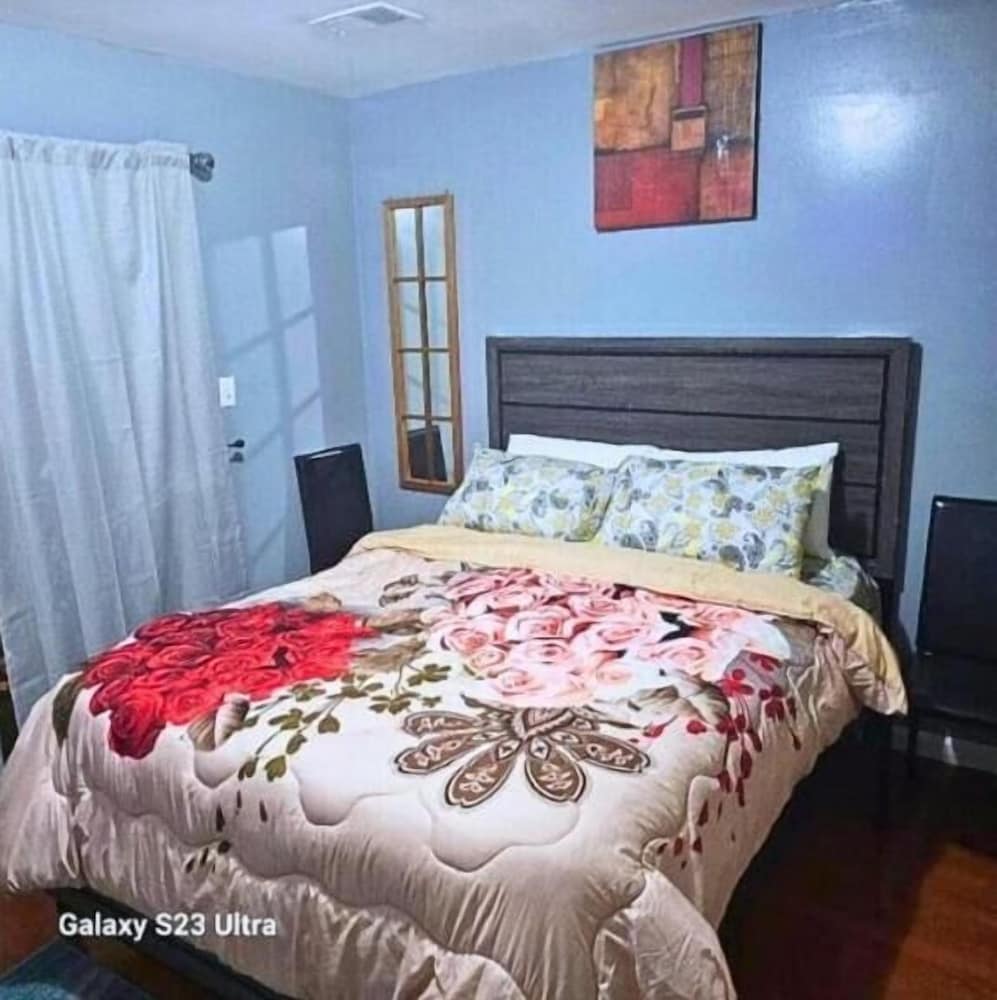 Deluxe Room, 1 Queen Bed, Non Smoking, Shared Bathroom