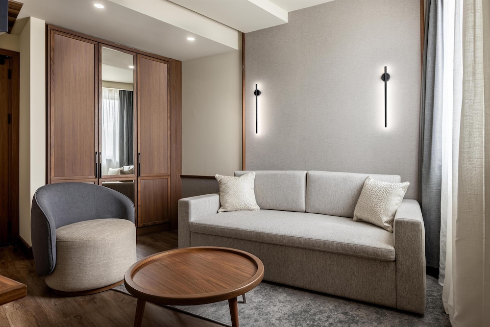 Suite - Photo 1