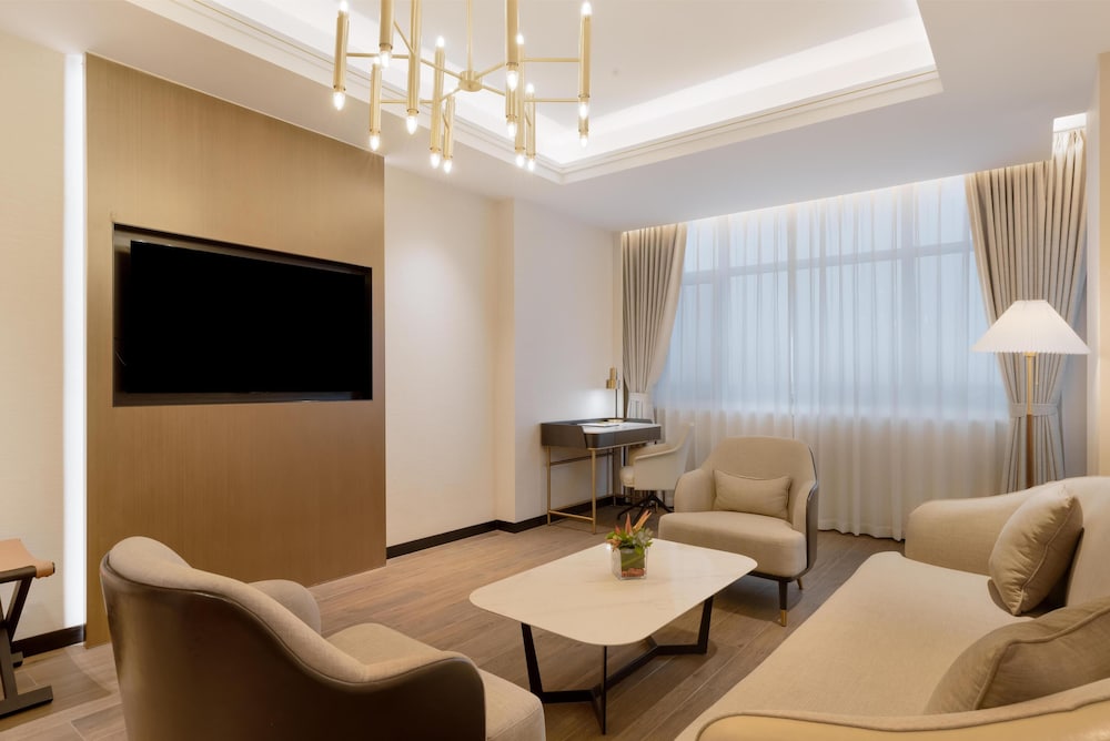 Suite, 1 King Bed, Balcony photo 3