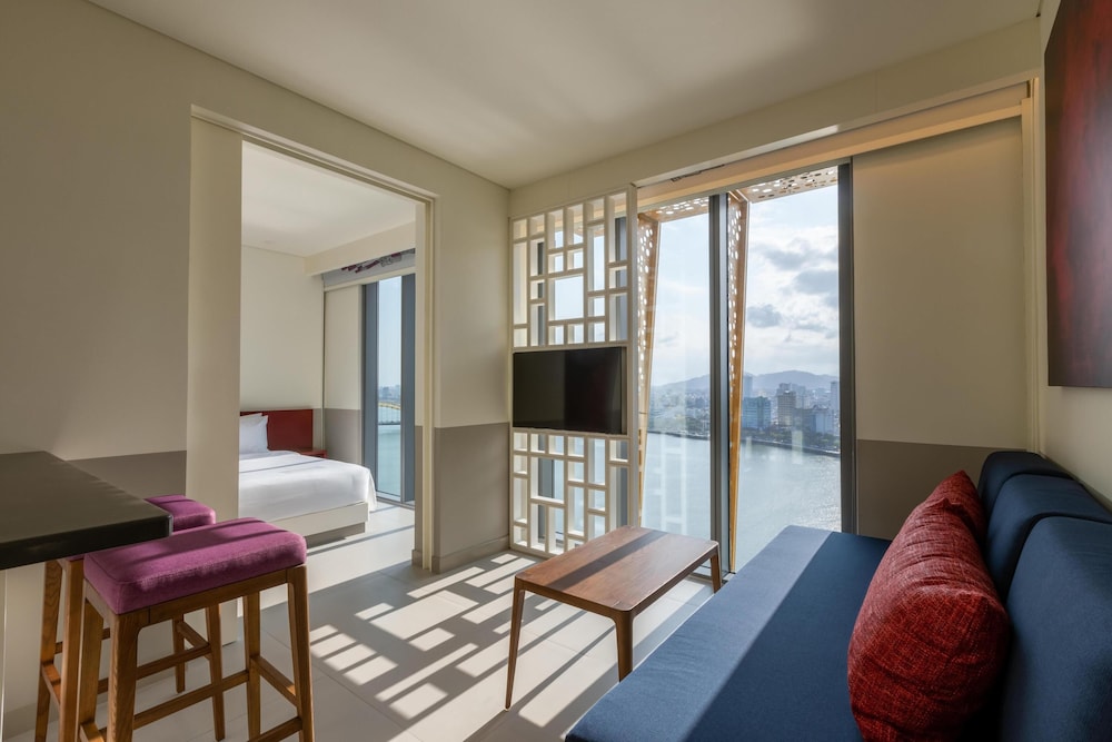 Suite, 1 King Bed, River View