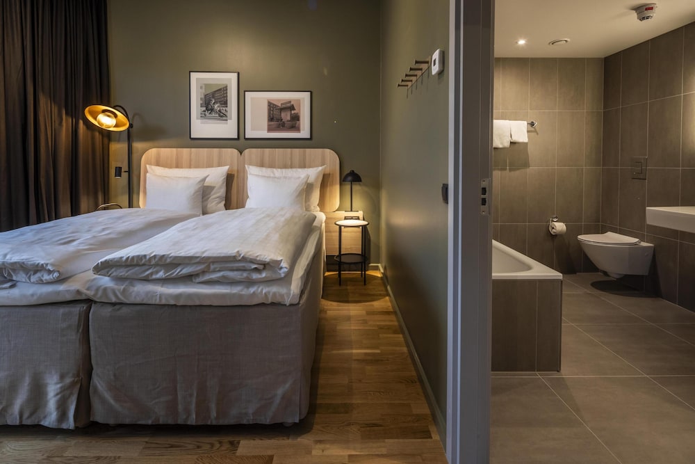 Suite (Master) - Photo 1