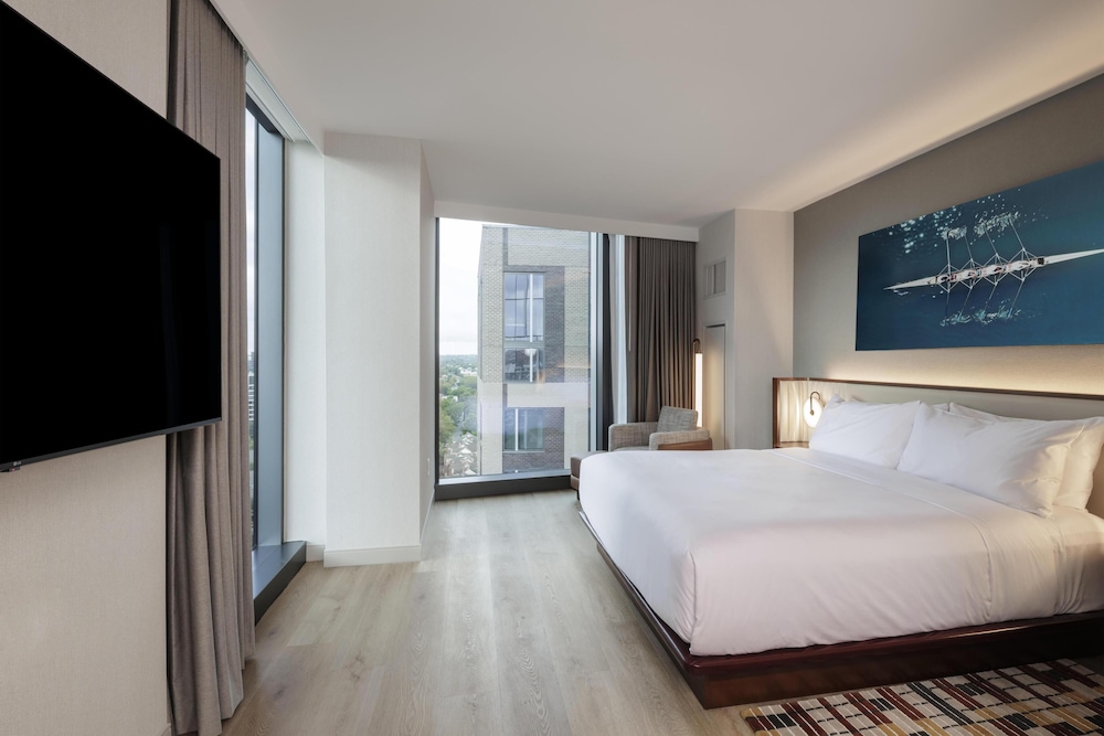 Deluxe Room, 1 King Bed, Accessible - Photo 3