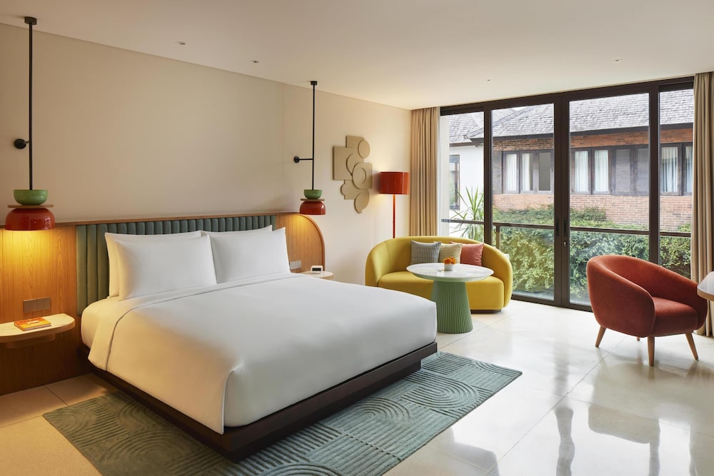 Room, 1 King Bed (Street View)