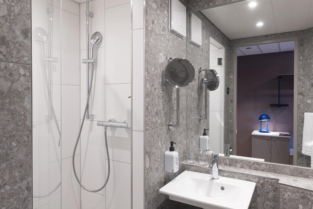 Standard Twin Room - Photo 10