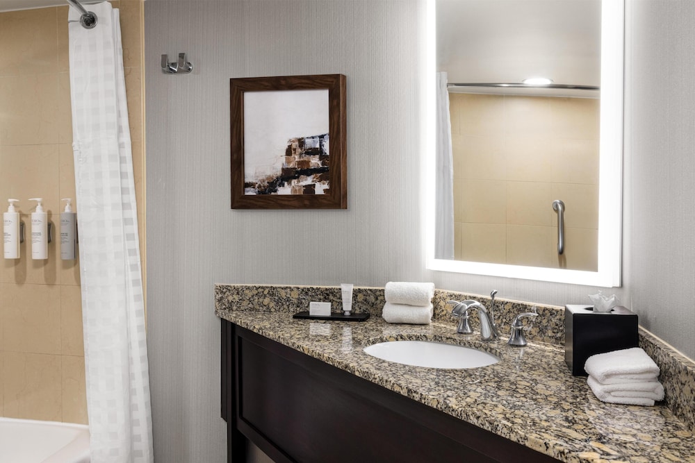 Premium Suite, 2 Queen Beds, Non Smoking - Photo 9