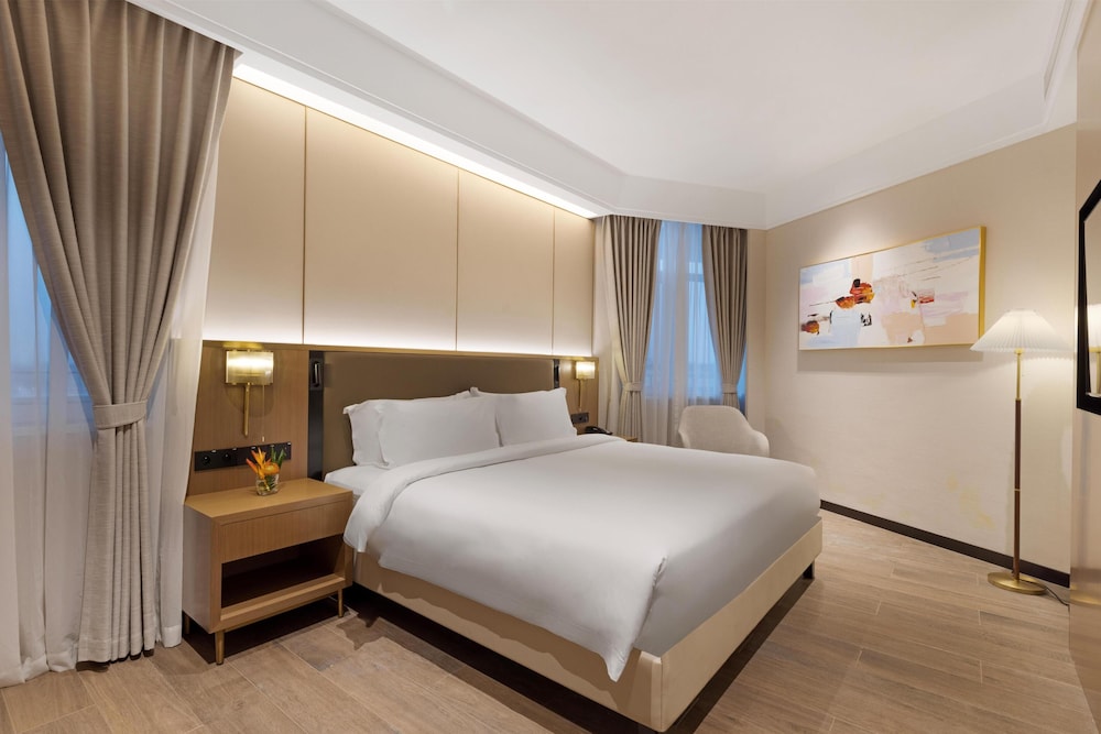 Suite, 1 King Bed, Balcony