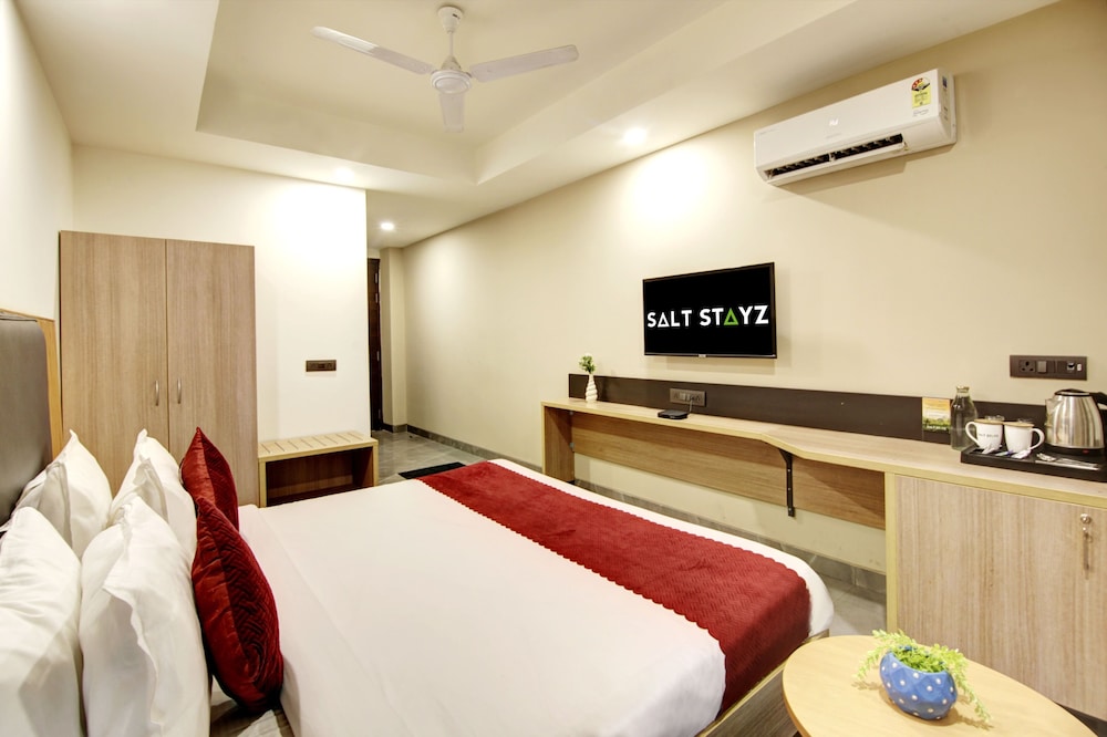 Deluxe Room with City View - Photo 6