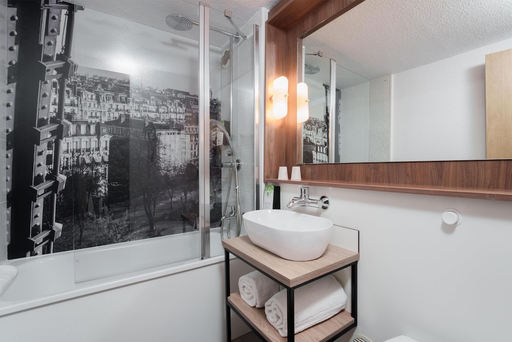 Standard Room, 1 Queen Bed - Photo 9