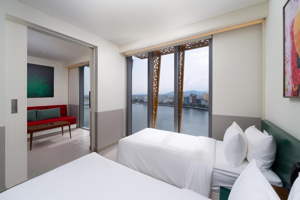 Suite, 2 Twin Beds, River View - Photo 4