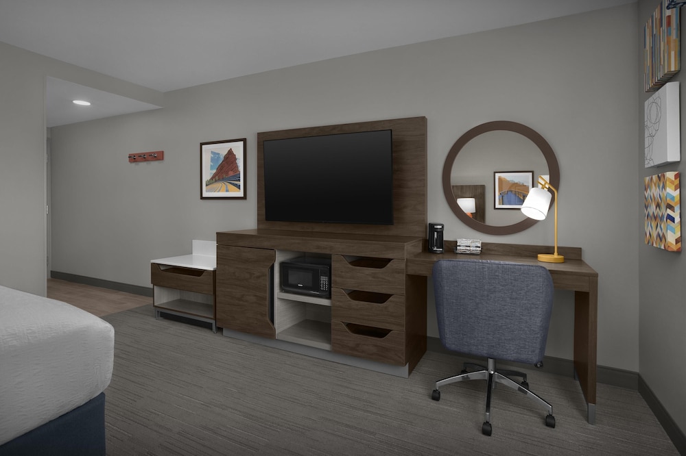 Room, 1 King Bed, Refrigerator & Microwave