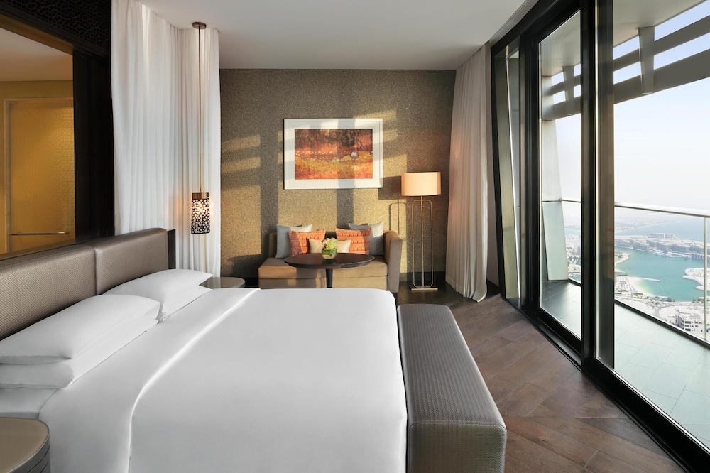 Room, 1 King Bed, Balcony, Sea View (Club Access) photo 1
