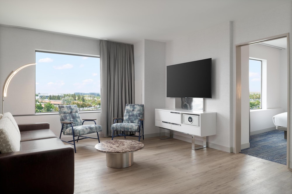 Junior Suite, 1 King Bed, Accessible, City View (Hearing)