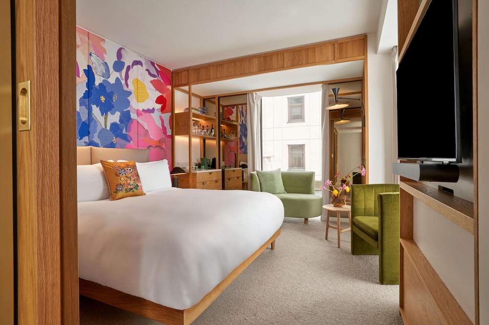 Suite, 1 King Bed (Henrietta)