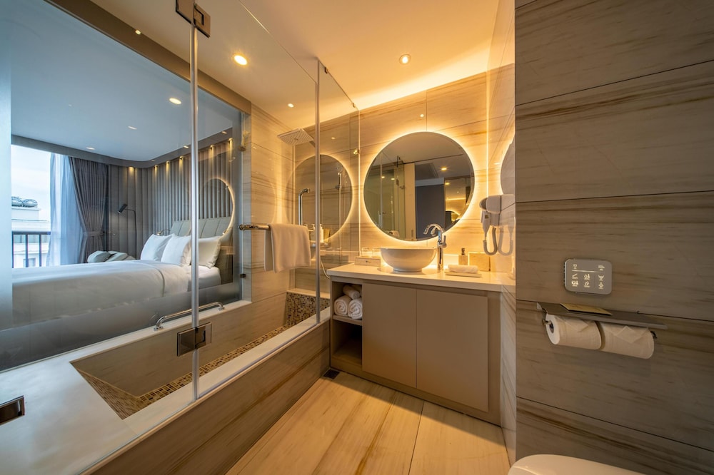 Deluxe Room, 1 King Bed, Non Smoking, Ocean View - Photo 5