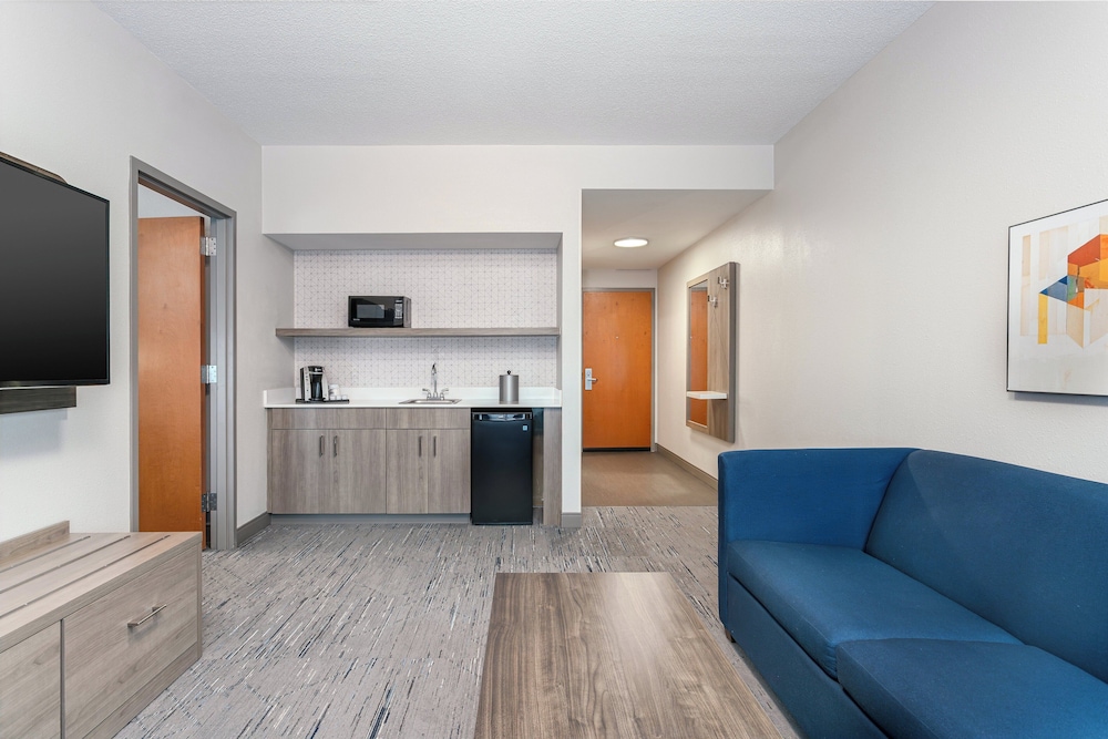 Suite, 1 Bedroom - Photo 1