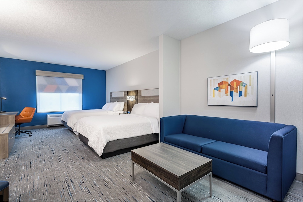 Suite - Photo 1