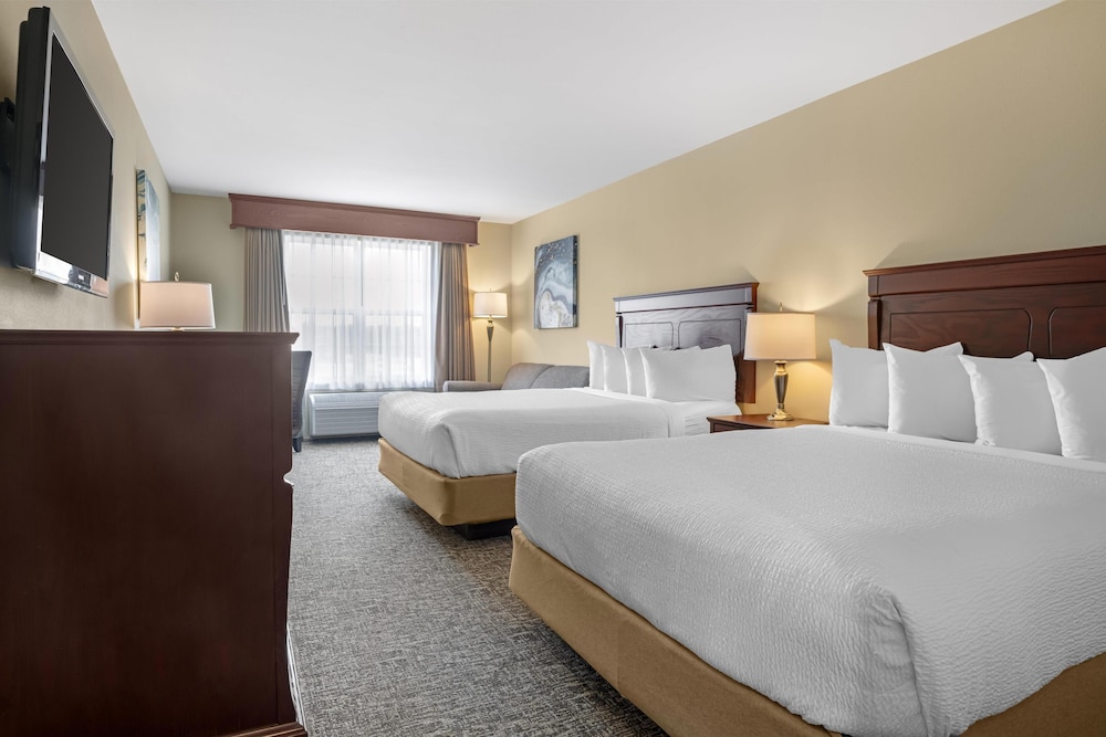 Suite, 2 Queen Beds, Non Smoking, Refrigerator & Microwave (with Sofabed) - Photo 3